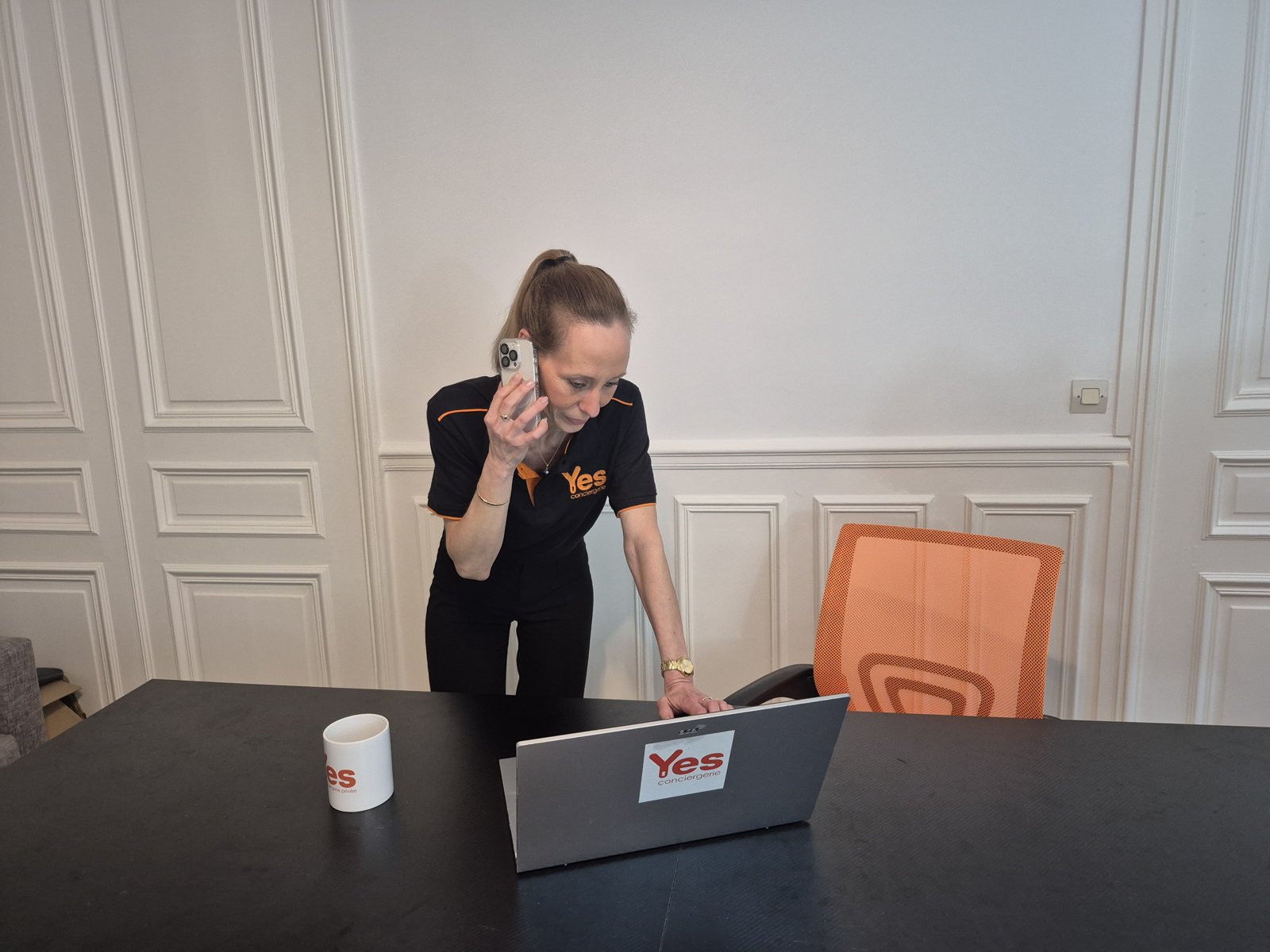 Yes Conciergerie advisor on the phone with a guest
